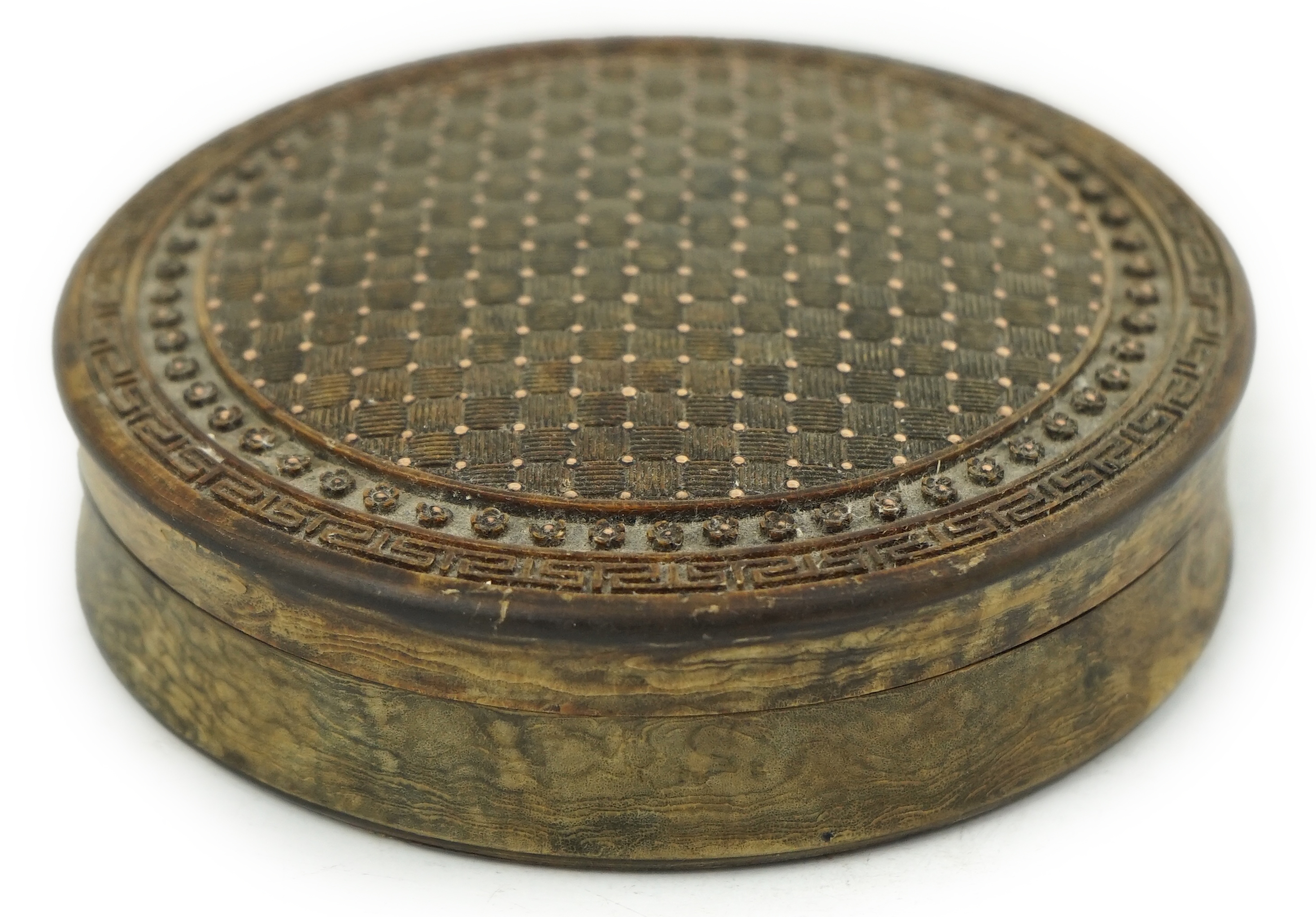 A Chinese tortoiseshell circular snuff box with gold piqué work cover, early 19th century